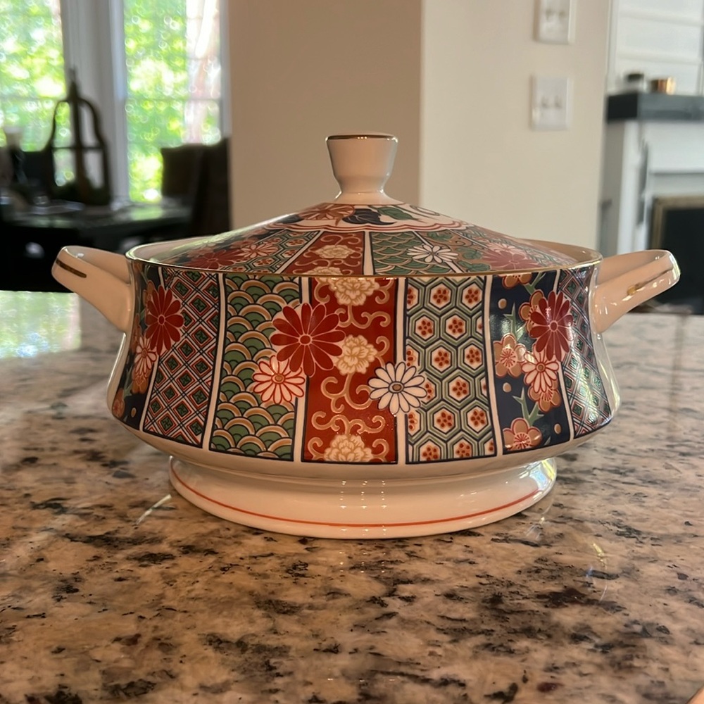 Arita Imari Fan Japan Casserole Dish w/Lid. Never used; pristine condition.